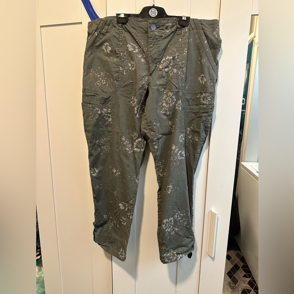 Democracy Olive Floral Cargo Pants NWOT